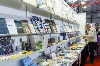 Les points de vente préférés sont la librairie et les grandes surfaces culturelles (image d'illustration).